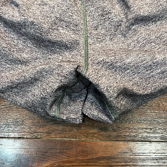 🪩Grey Lululemon Hotty Hots! Size 4! 4inch inseam! Like new!🪩 - Picture 8 of 12